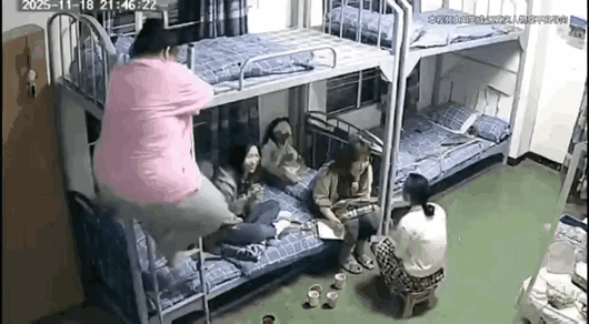 让这么胖的大姐睡上铺，真实太危险了，这下好了，床塌了吧。