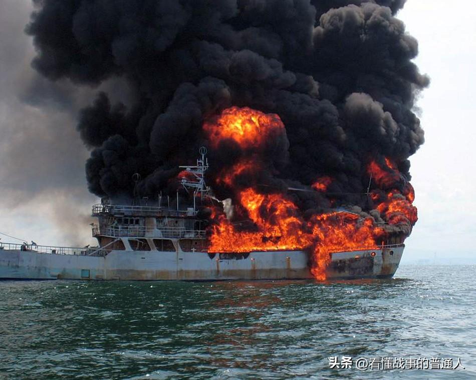 法国"和平营"基地冒烟了！英美油轮被击中了！林肯号航母跑了！英法本想跟着美国捞一