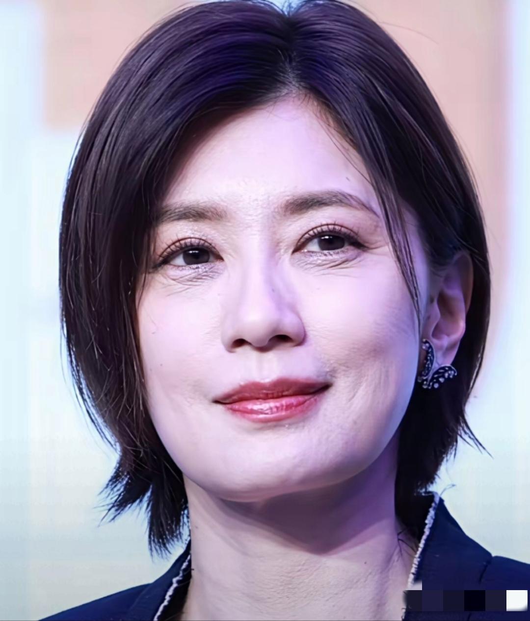 贾静雯高清怼脸拍：虽浓妆艳抹，眉若远黛，睫毛长翘，但依旧皮松肉胯，颈纹明显，眼袋