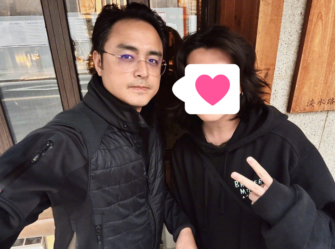 #网友上海街头偶遇明道##明道亲切和网友合照# 谁懂在上海街头偶遇野生的含金量！
