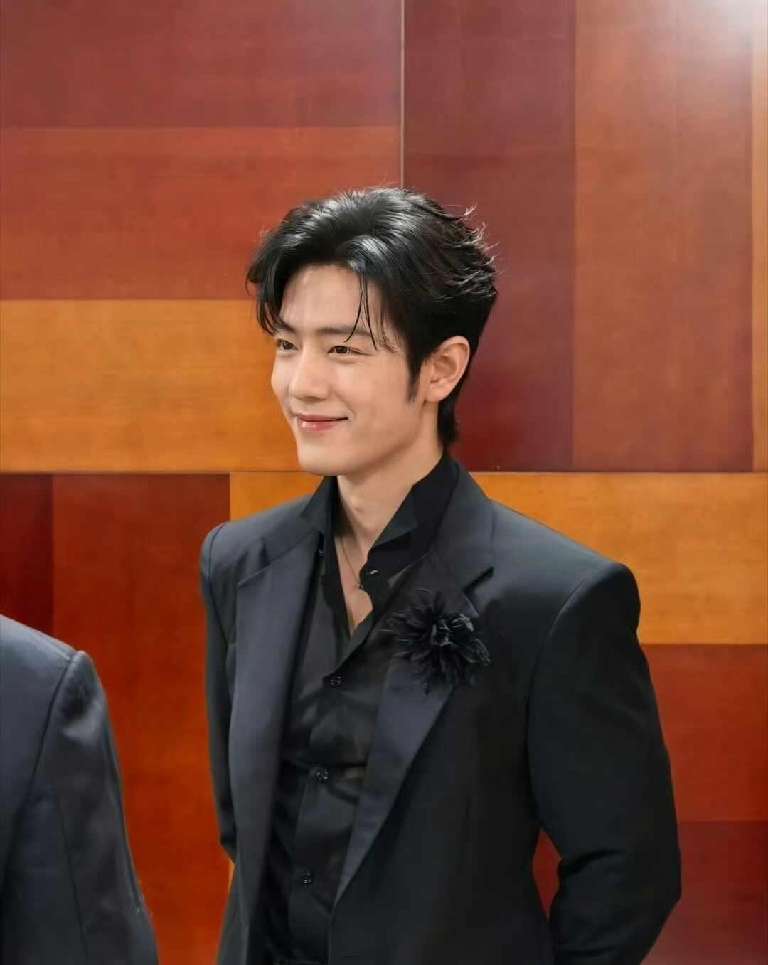 战哥的衬衣扣子真敬业
笑起来很甜 闪闪发光的大明星