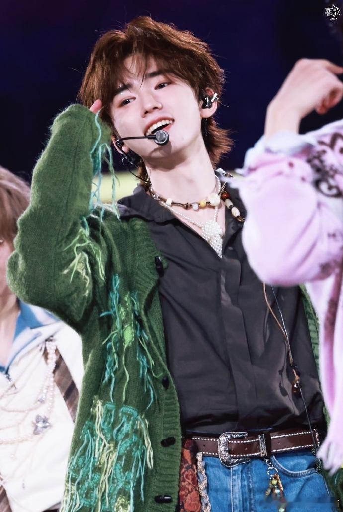 这次的眉毛真的是给人留下深刻印象呀！一开始看到时，我还以为自己眼花了。宋亚轩的眉