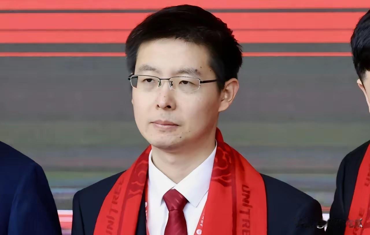 王兴兴公司成功上市，成为90后千亿富豪，太厉害了，然而拍合照的时候，看他这脸色完