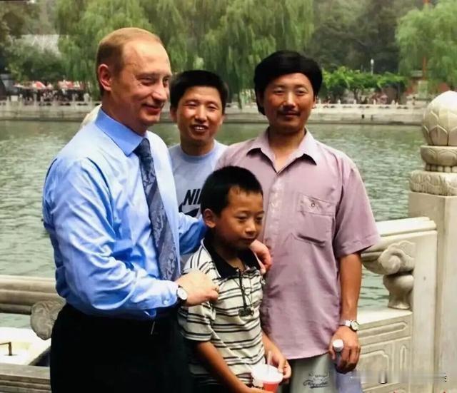 时隔26年，被普京抱过的中国男孩将再见普京；如今成为工程师。

“普京总统走过来