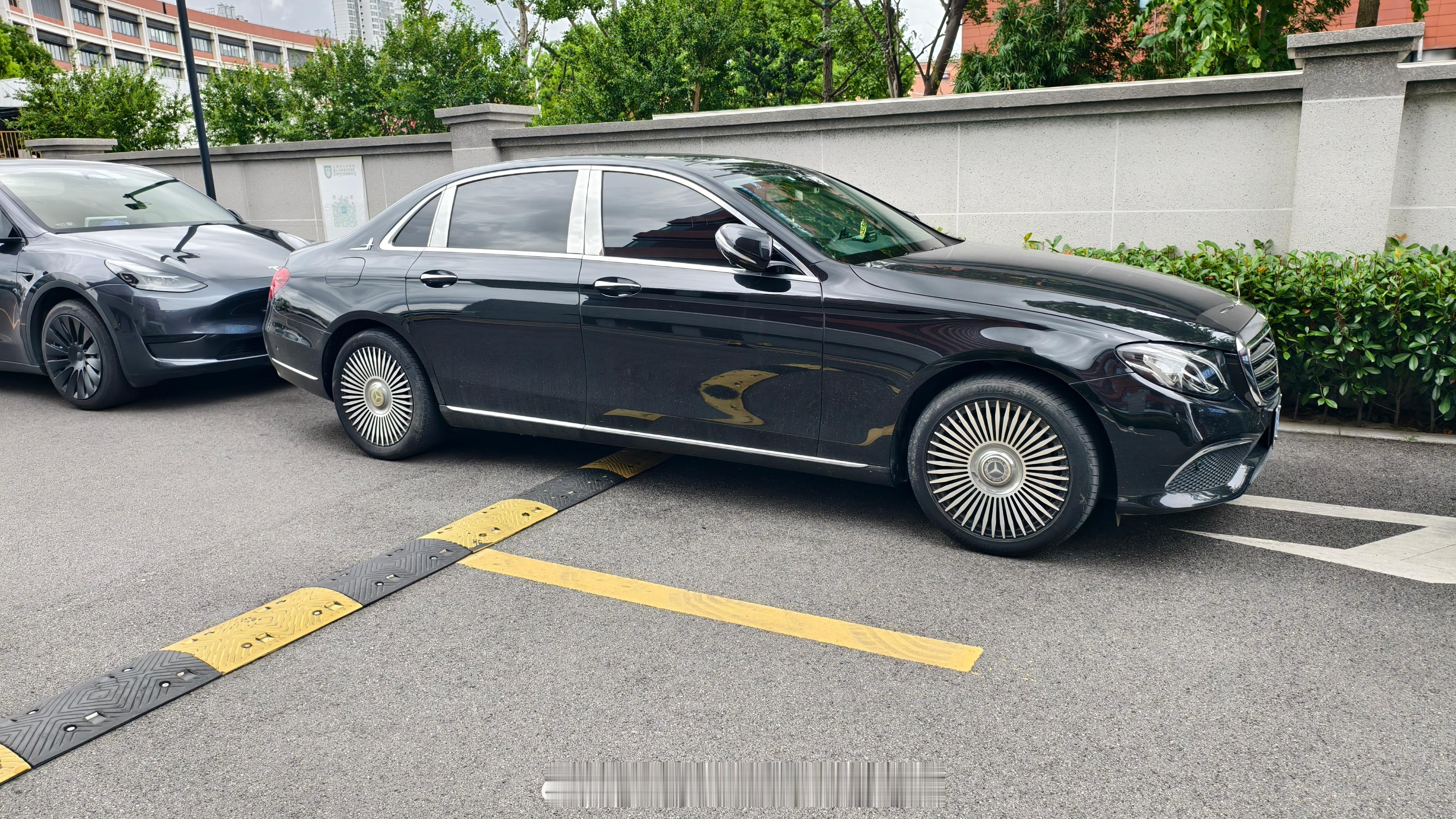 这种汽配风、密辐的轮圈的风气到底是从哪儿来的？到目前为止，我已经见过路虎揽胜、问