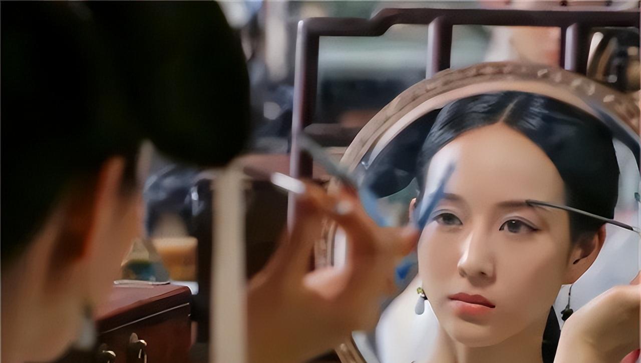 1791年除夕，81岁的乾隆皇帝忽然下旨，让78岁的愉妃侍寝。

敬事房太监捧着