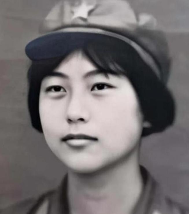 1982年，一女飞行员驾驶运输机从张家口机场起飞，当飞机爬到700米高空时，一架