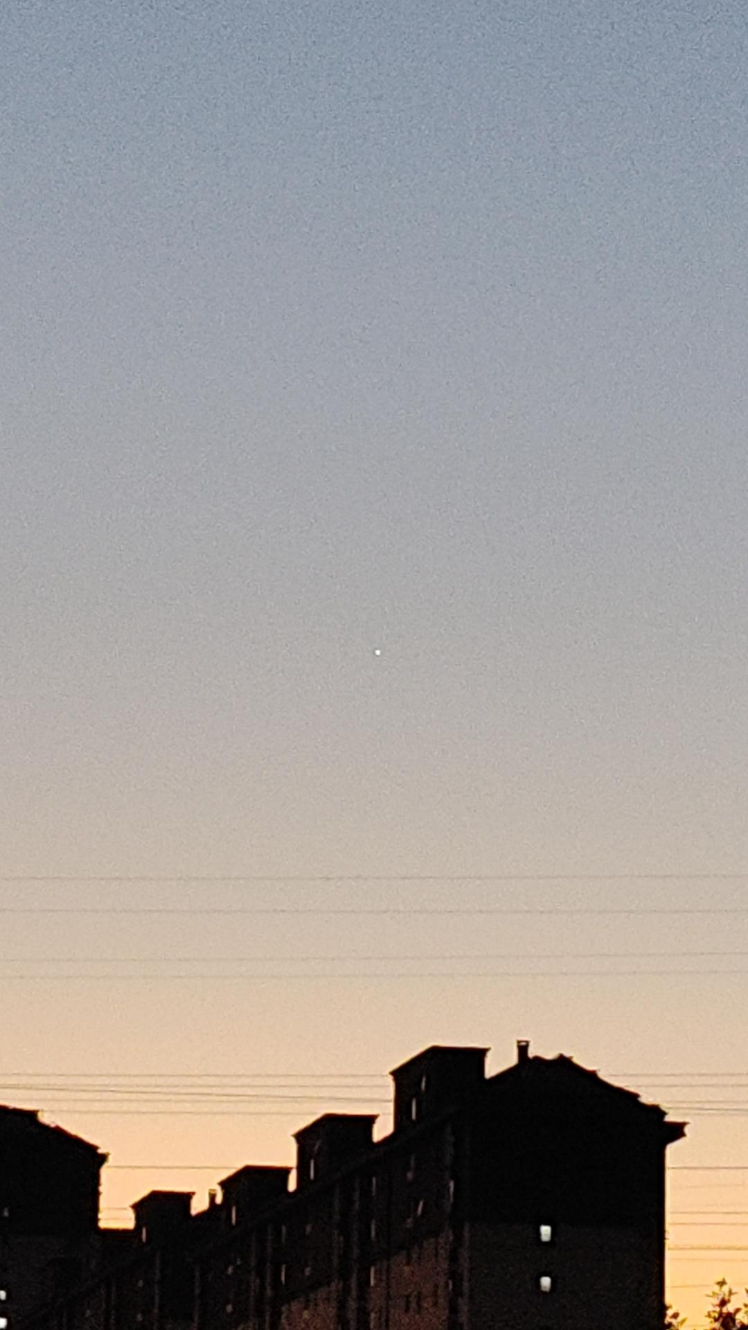 半个月没有跑步，从10月18日又开始跑步，每天5公里多。跑步这两天感觉有点累了，