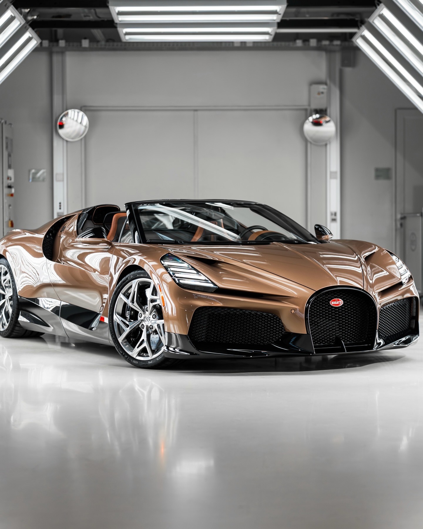 这款布加迪Mistral其外观采用名为维克托青铜的车漆，下部空气动力学部件和发动