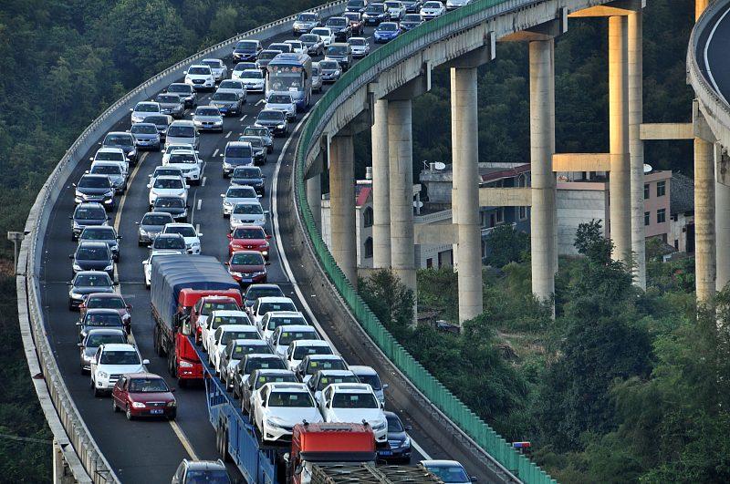 谈谈高速免费。国家为了促进假日经济，推出惠民政策。节假日高速免费，确实促进了人们