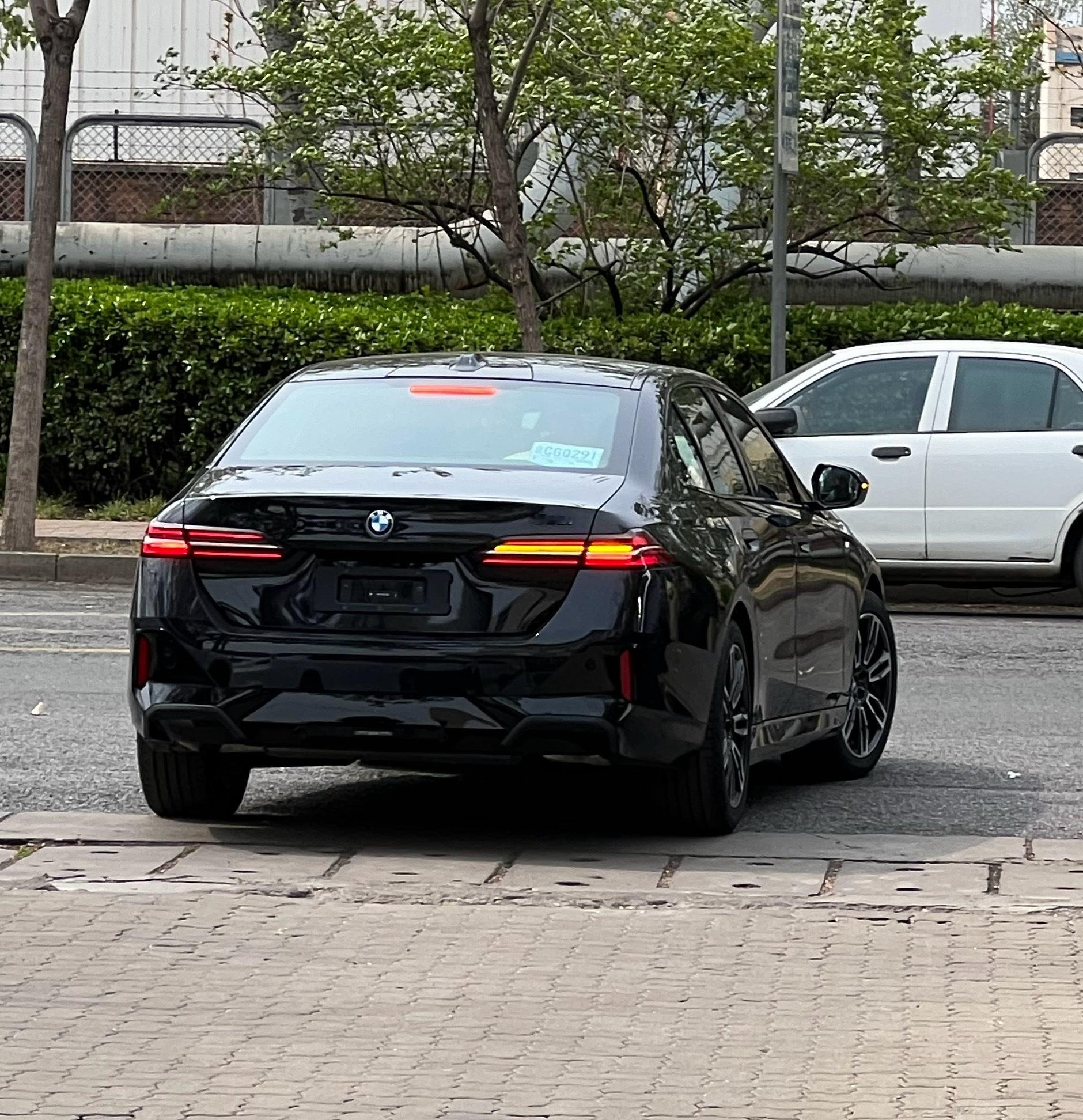 鉴于某些人是 车主，且他的车有后防倾杆我觉得，新款宝马5系，是越看越帅了 天津·