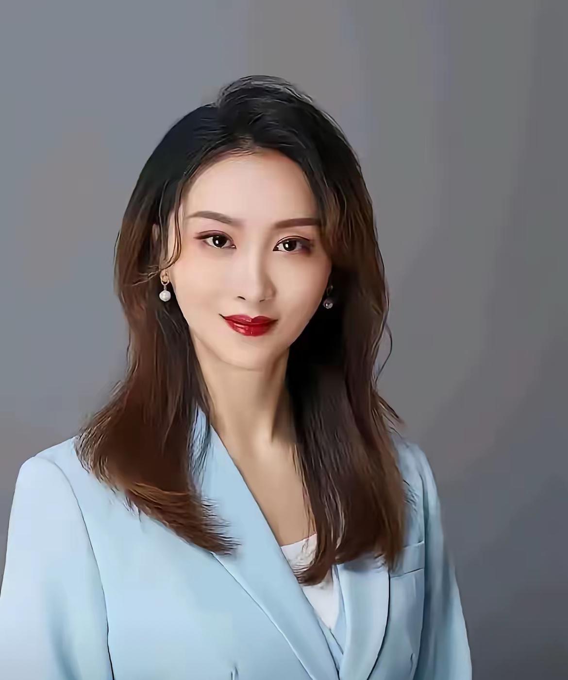 裴教授一个双非本科出身的人，能挤进985高校，还年纪轻轻当上助理教授、硕士导师、