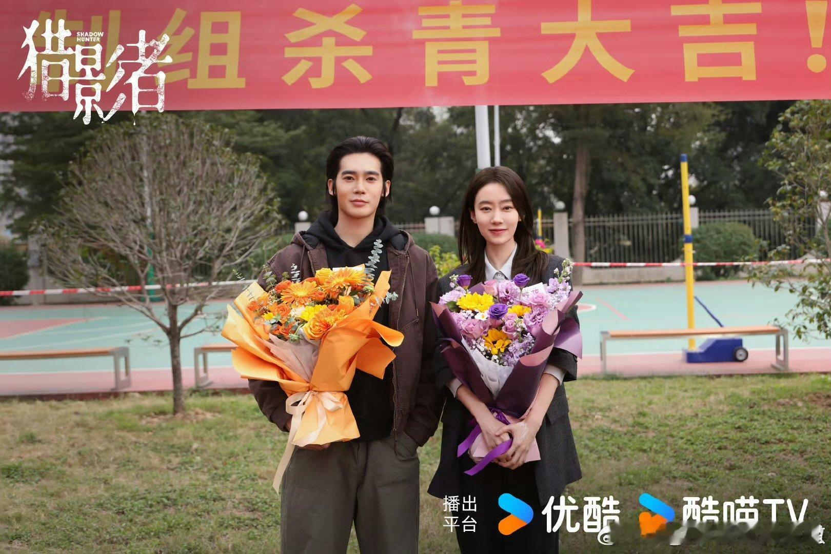 张小斐于适杀青合照张小斐于适猎影者杀青合照 张小斐于适猎影者杀青合照 