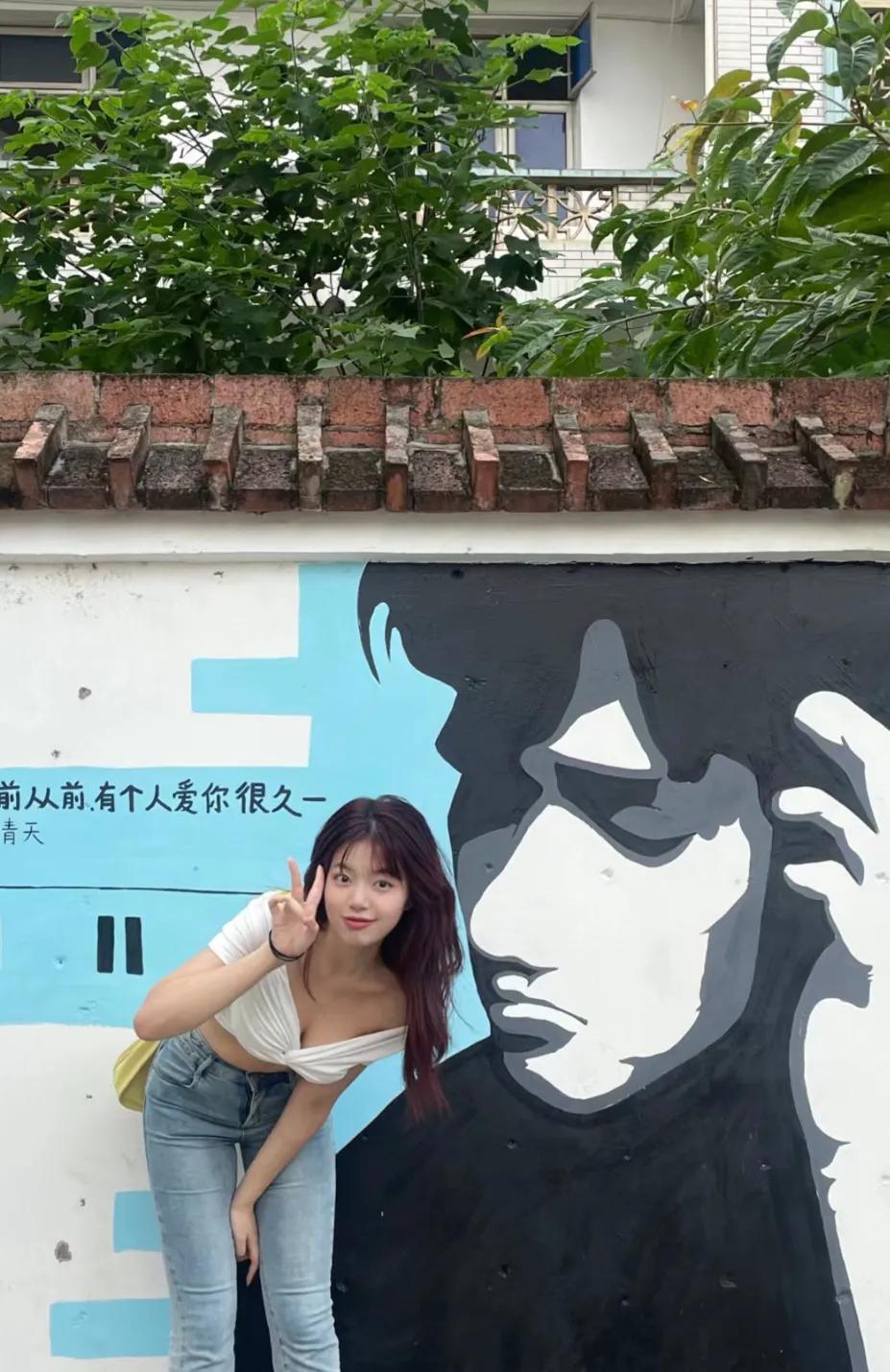 #分享相册里最美的风景# 终于和周杰伦合影了，虽然不知道谁画的，但是让我得到了和