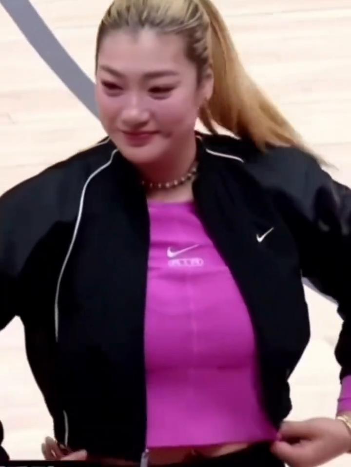 女篮李梦。
哈喽大家好，我是李梦。霍杰，为打成球队了，没谁比得了。