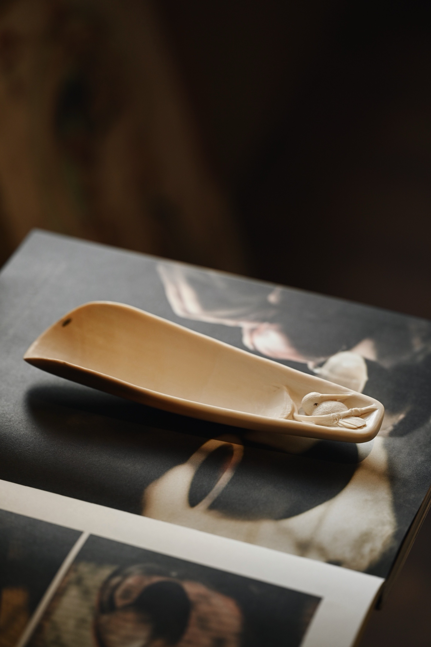 猛犸 | 瑞鸟清趣 茶则取料细润，造型雅致，雕刻荷叶亭亭，瑞鸟生动形象，香溢满池