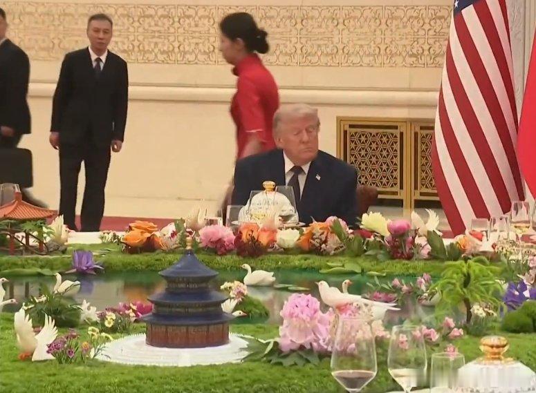 国宴餐桌上的摆设。 
