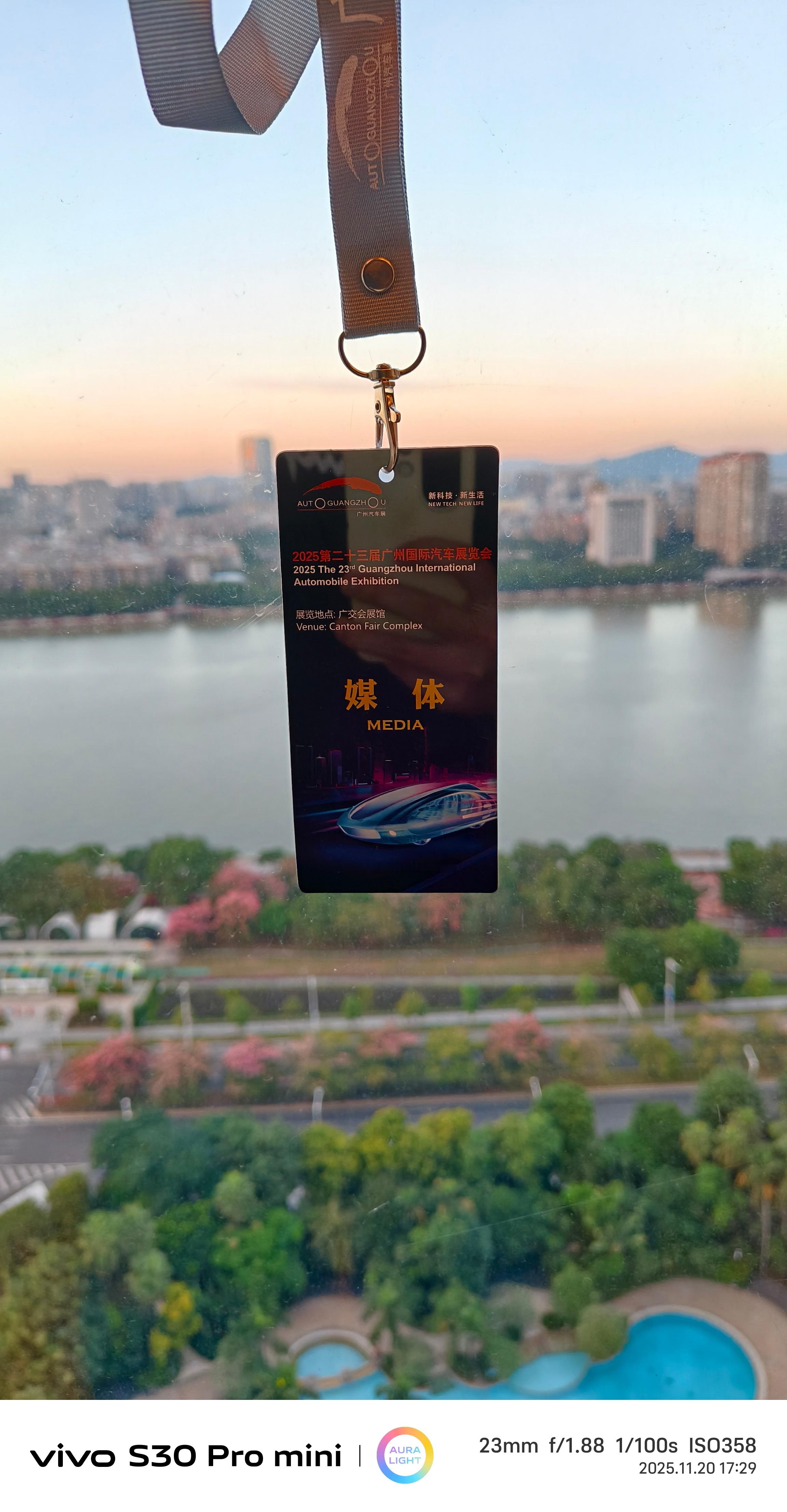 广州车展的媒体证已经领取过了，明天带大家去车展看看有哪些好玩的东西，如果有想看的