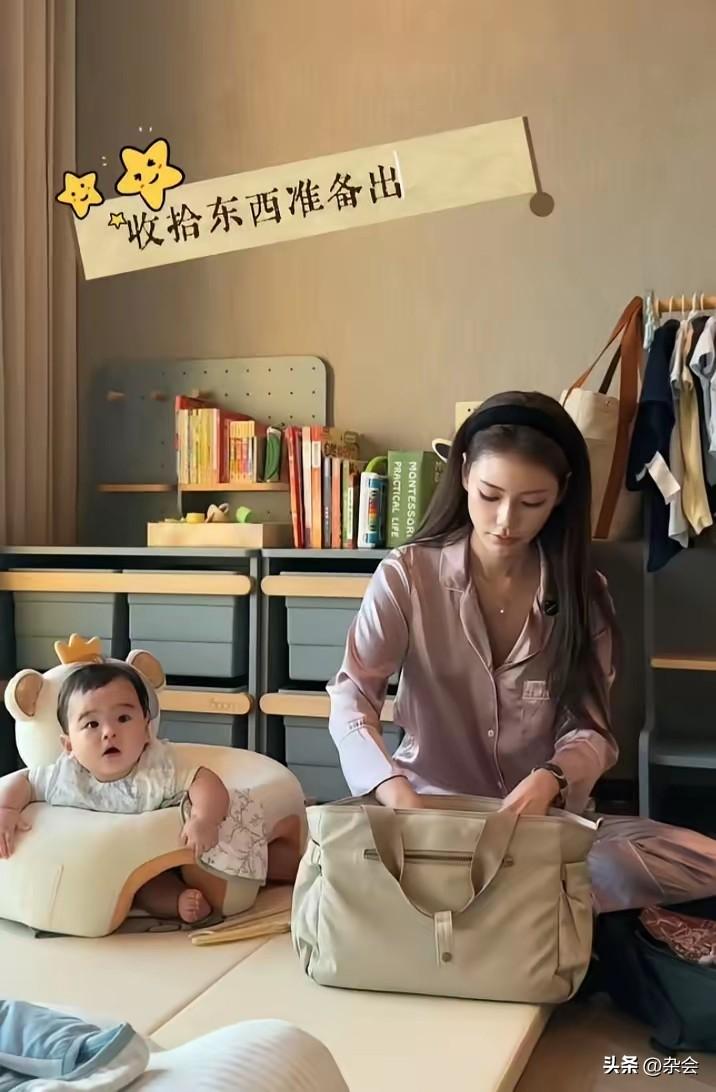 小汪宝这出镜，简直是行走的“融心剂”！
7个月就会坐了，发育得真好！那呆萌可爱的
