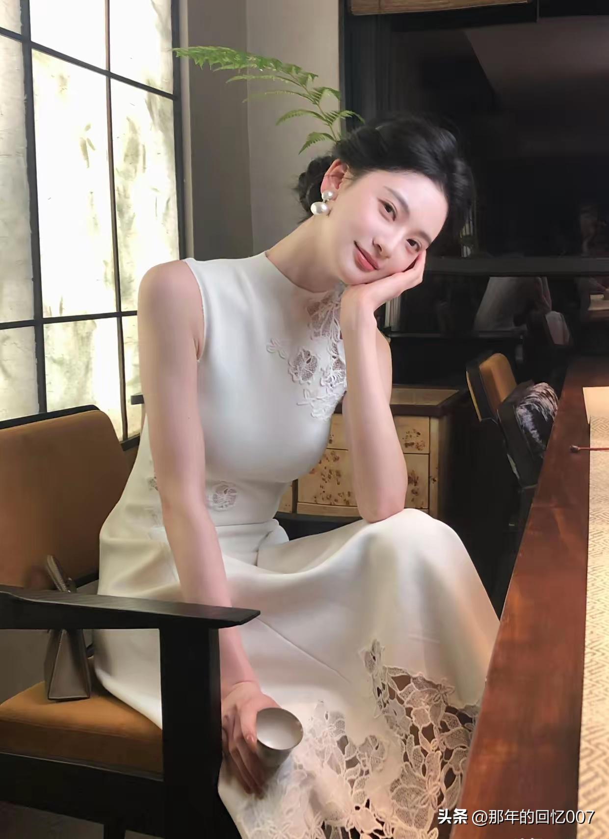 优雅白裙总能营造出静谧美好的氛围，就像时光都为其驻足。刘浩存穿上优雅白裙时，宛如