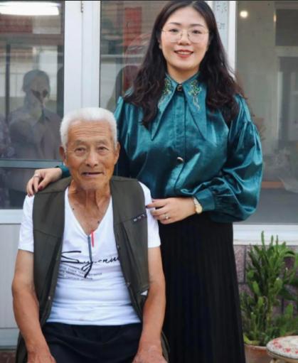 2018年，一个叫贾永婷的山西姑娘，在北京地铁站帮了一个迷路的山东大爷，还掏了1