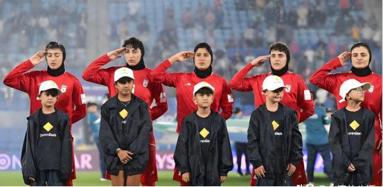 特朗普呼吁澳大利亚为伊朗女足提供庇护，否则美国会接手。
 
2026年女足亚洲杯