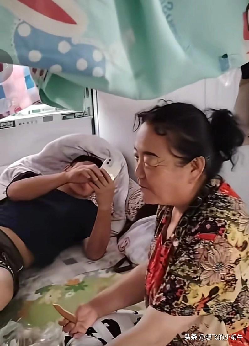 话说人啊，一辈子活着是为了啥？
住通铺就算了，还要男女混住！！！