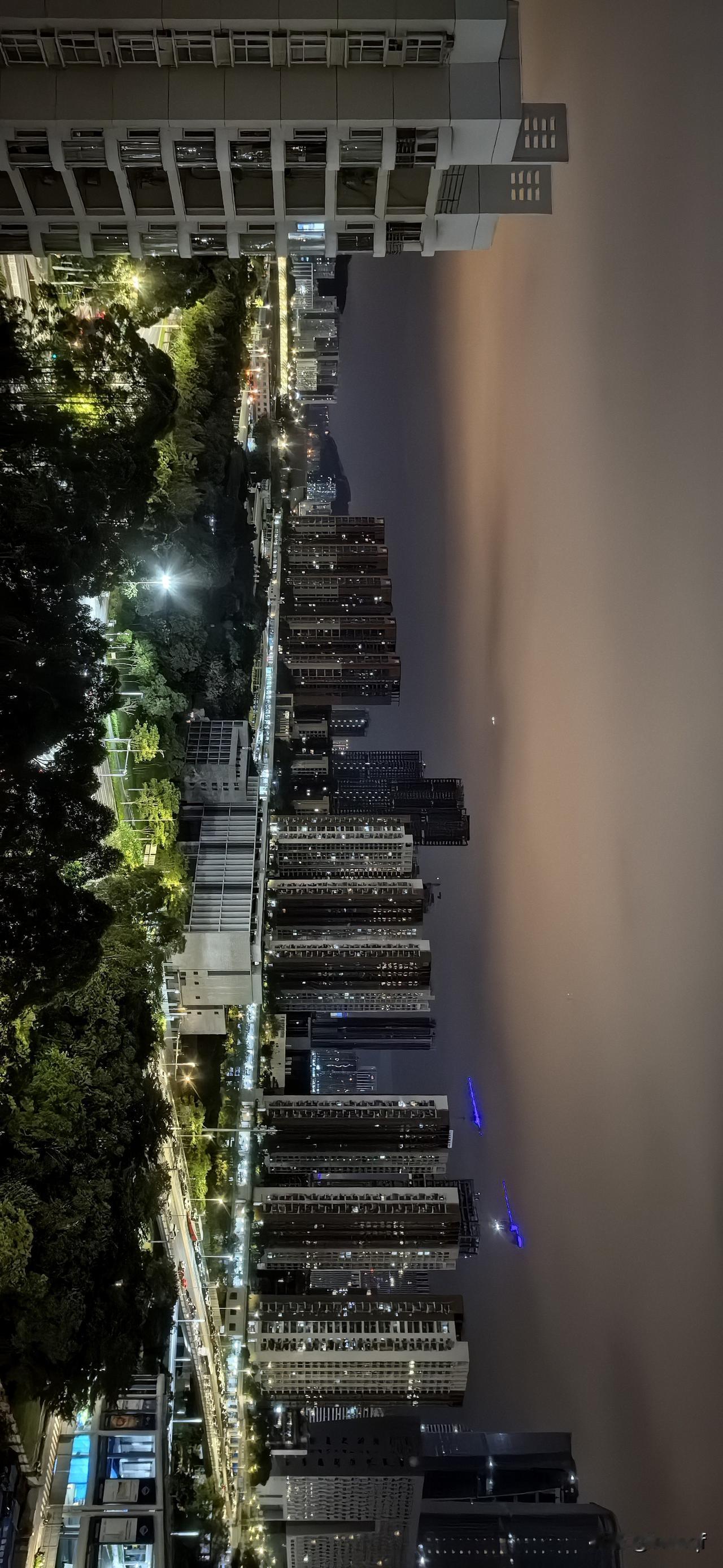 夜幕之下，寂静的前海，漫漫云空一粒萤火虫的亮闪也慢慢。