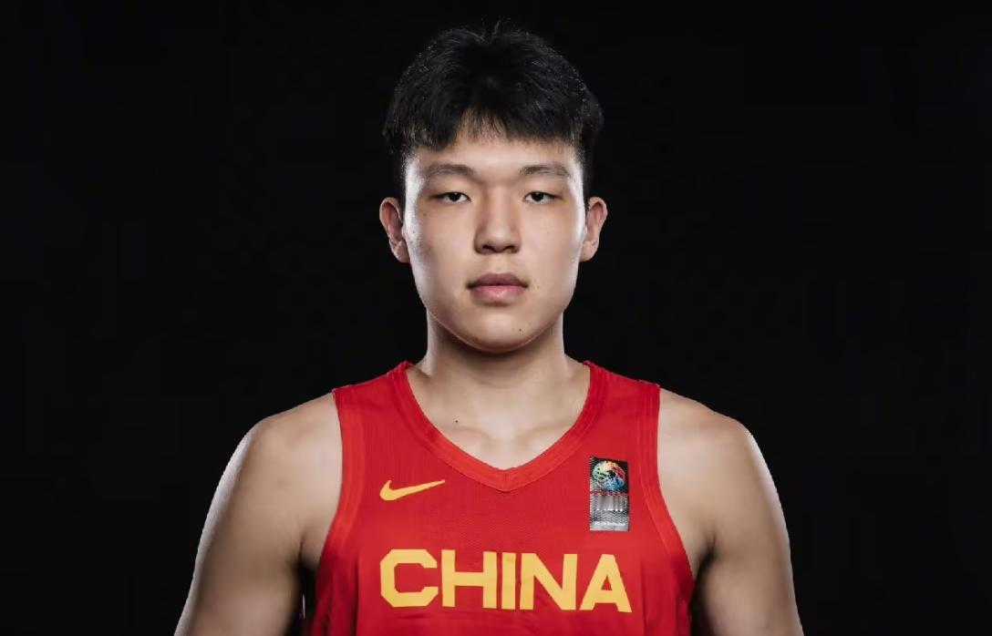 杨瀚森一记绝杀封神，网上竟瞬间炸出惊天阴谋论：周琦遭无情扫地出门、余嘉豪彻底被废