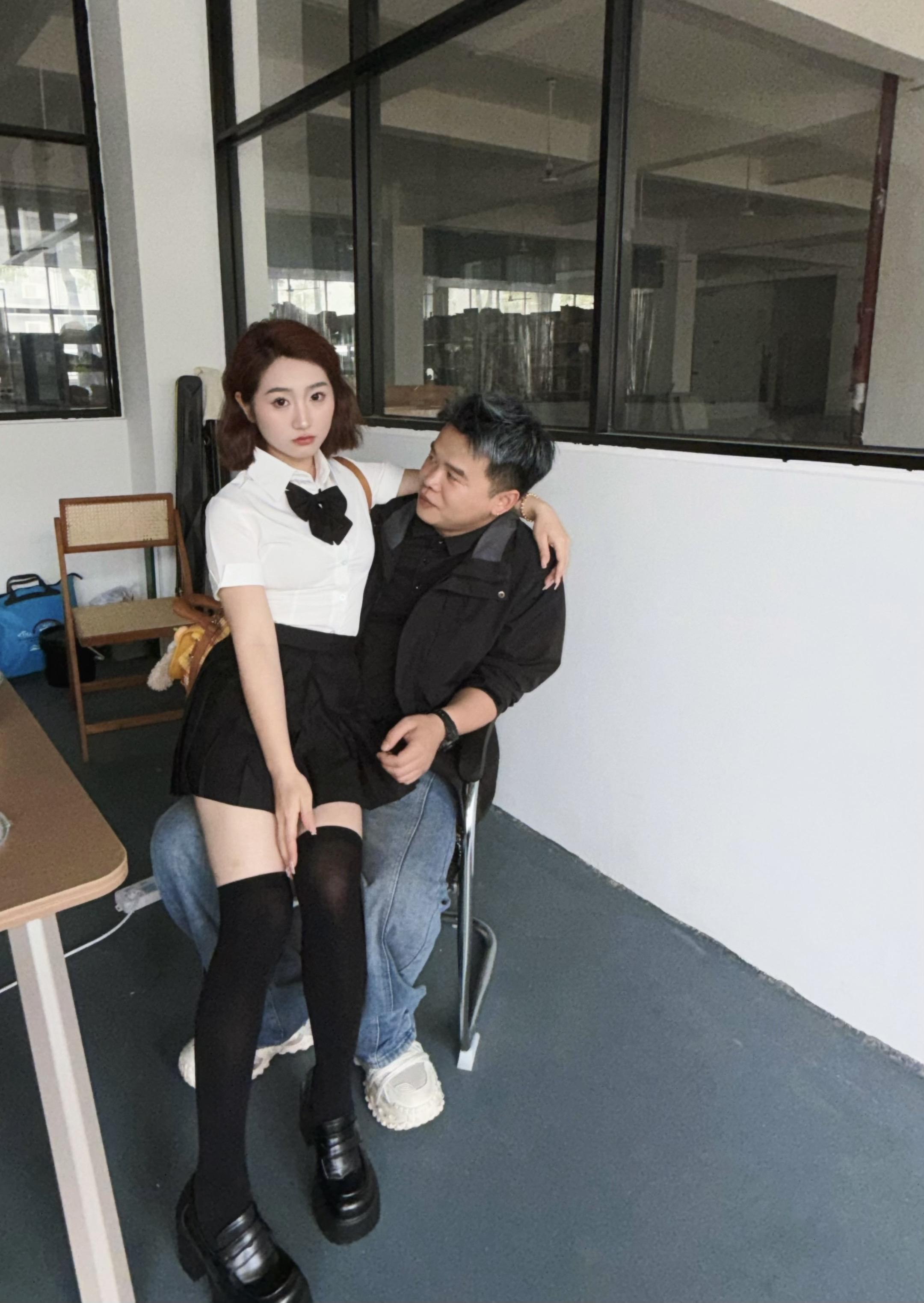 虽然他看起来平平无奇 但就是觉得他丑帅丑帅的 还每天崇拜他崇拜的要死要...