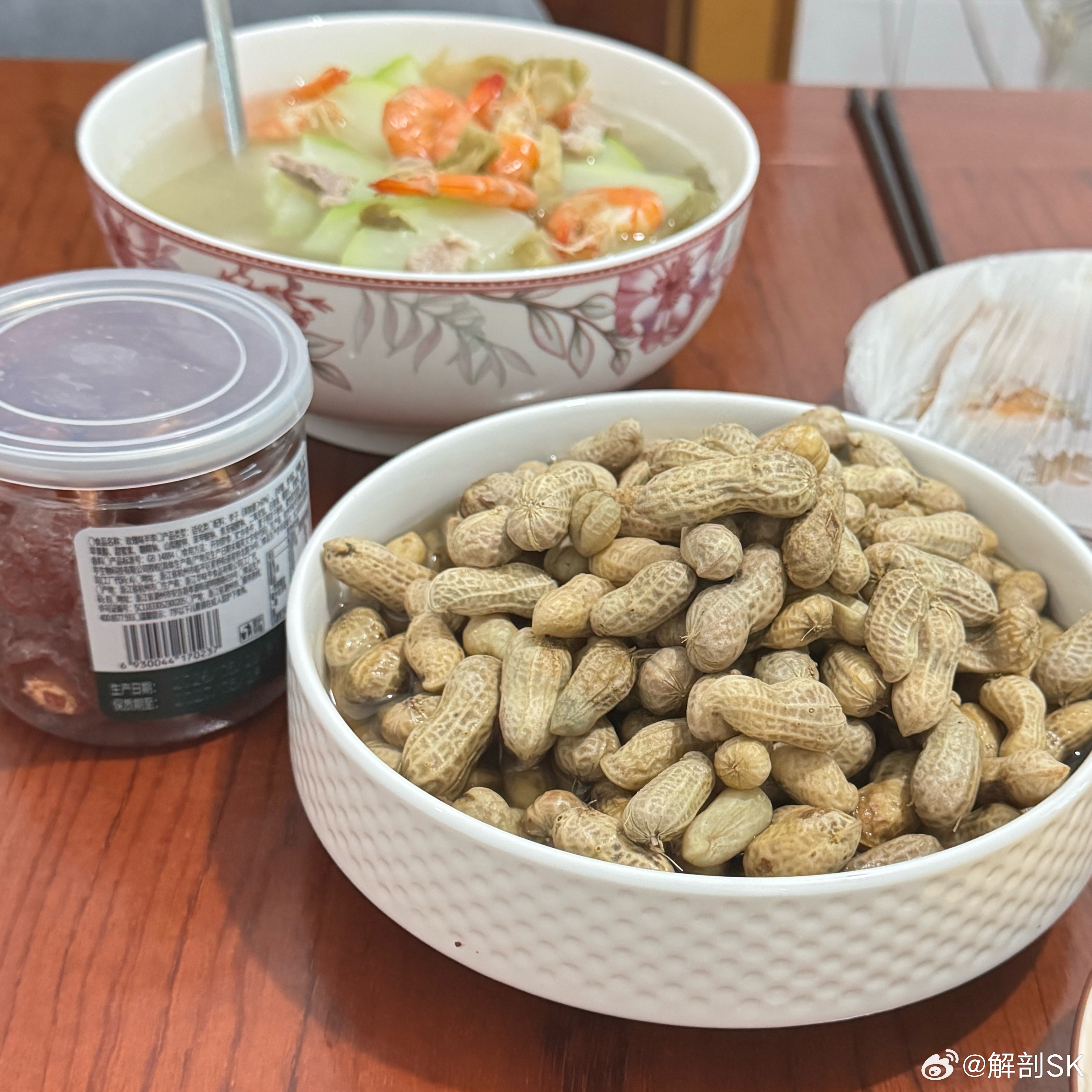 爽吃～ 捞汁🦐跟干煸四季豆是我做的黄桃跟香瓜闺闺家自己种的（已美美追上剧了