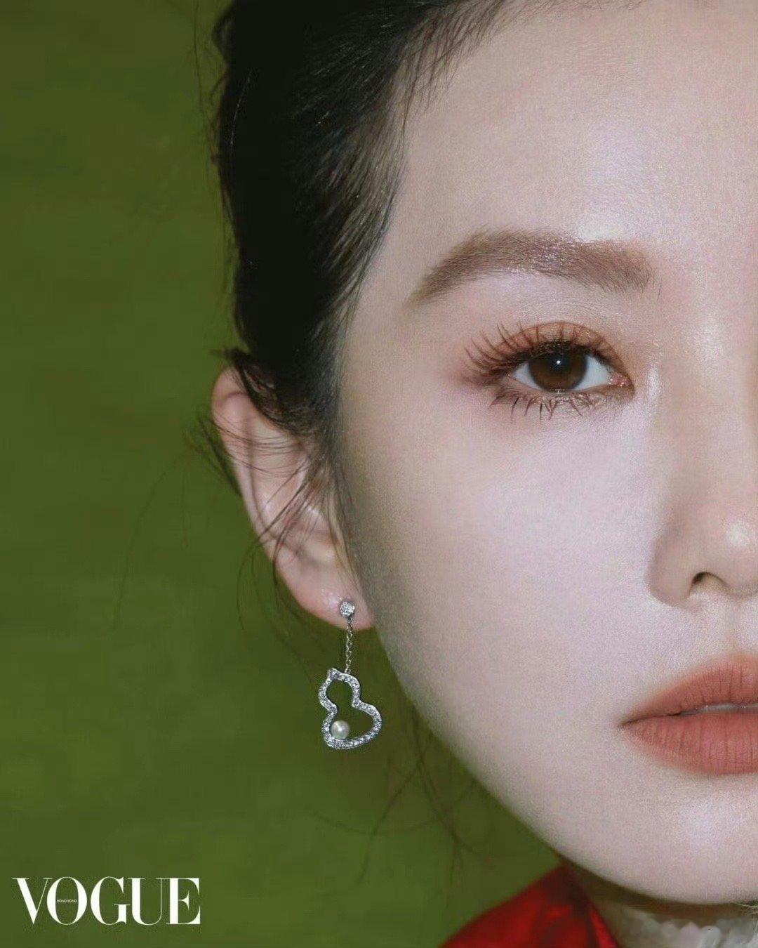 刘诗诗港版《VOGUE》封面，除了刘亦菲之外第二位登这样顶刊的85🌸了吧？ 