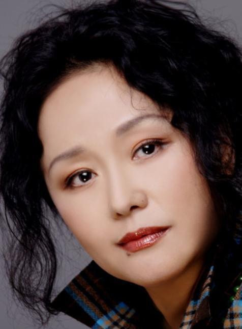 1979年，饰演潘金莲的廖学秋因为拍戏，和老公分别了六个月，她归心似箭，往家赶，