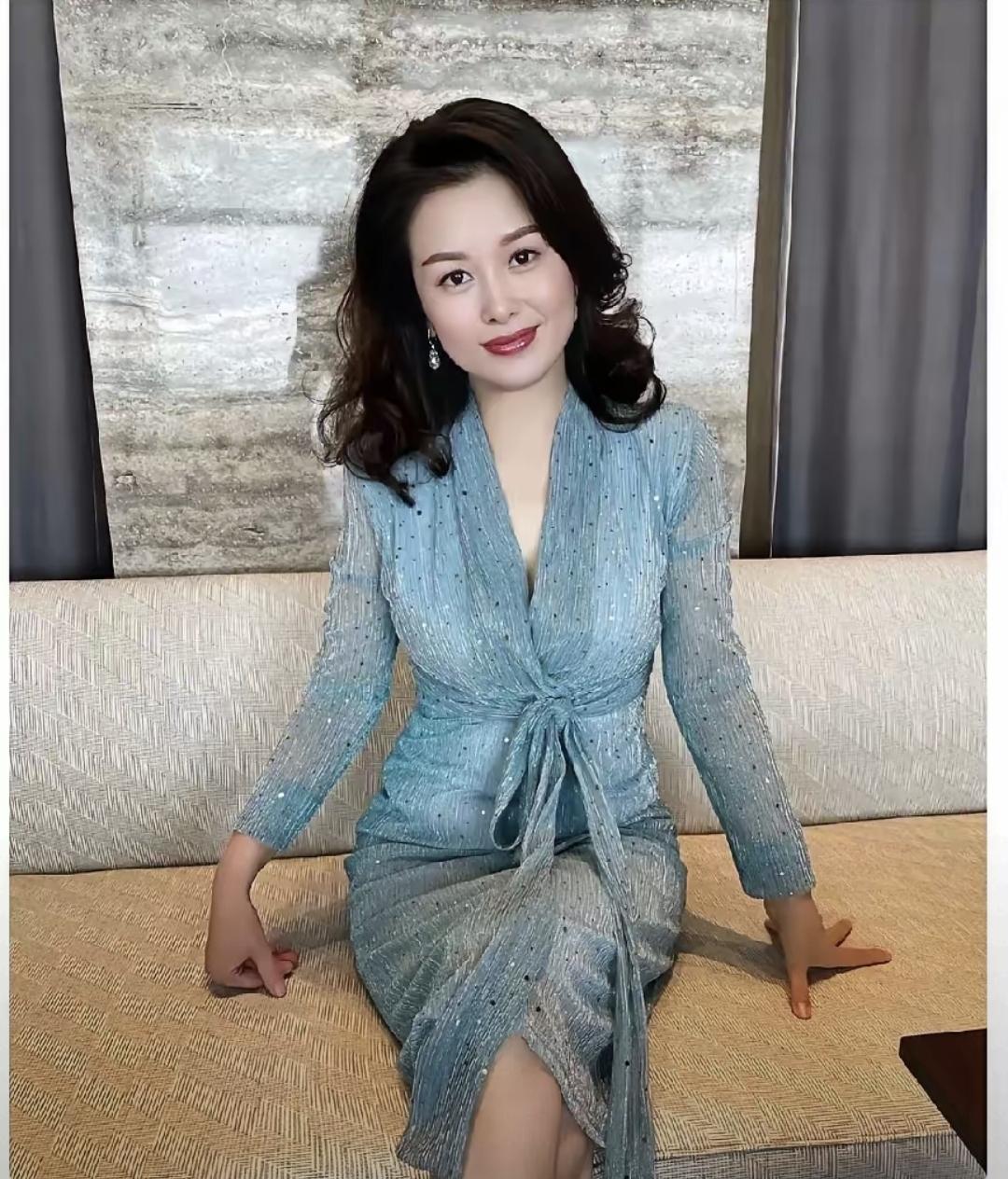 我妈昨天翻出十年前的旧相册，手指停在一张两人合影上，没说话。我泡了杯茶放她手边，