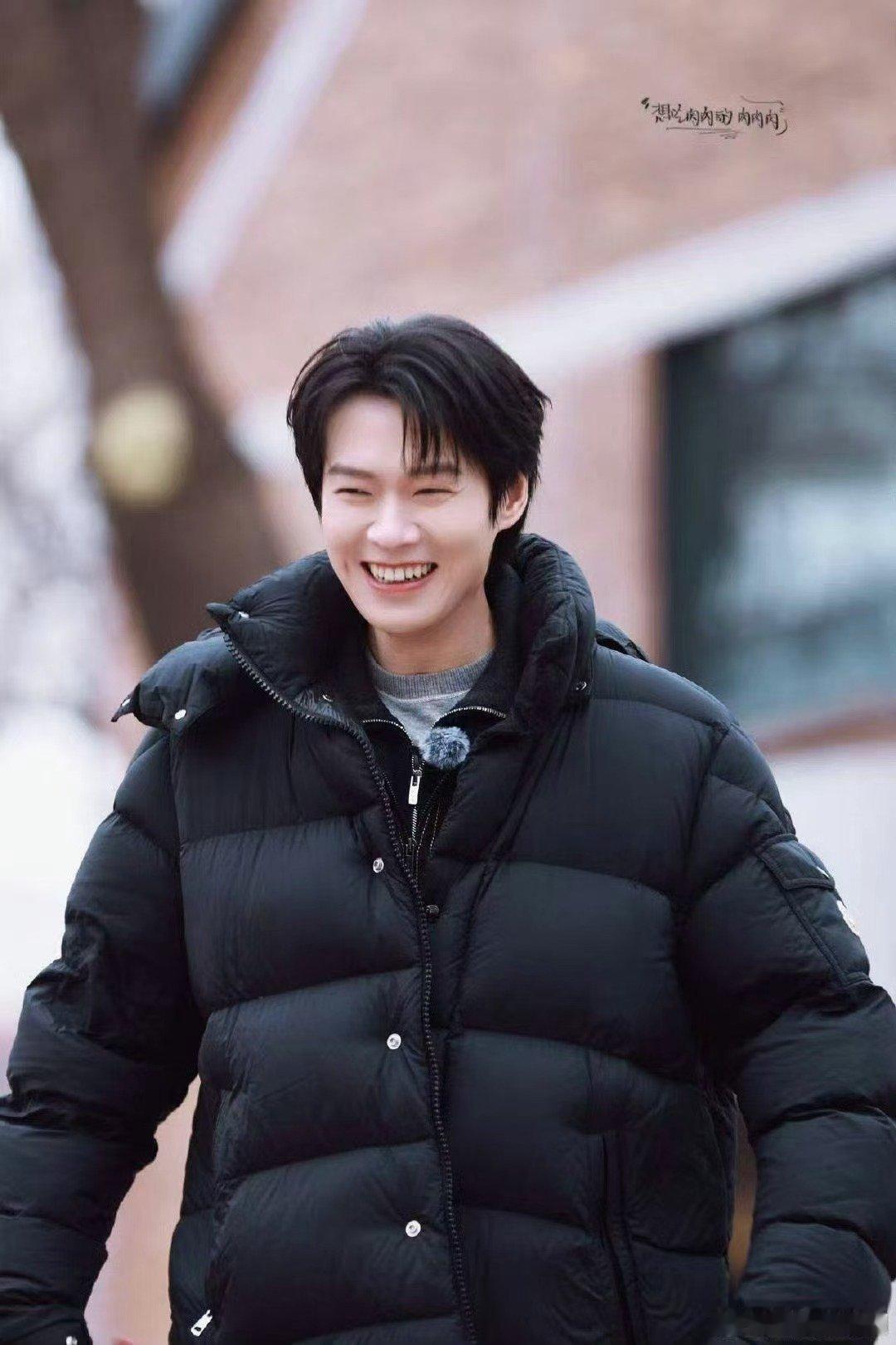 魏大勋像盘菜被端上来了周五晚高疯 魏大勋这波“被当菜端”的路透，真是把反差感玩明