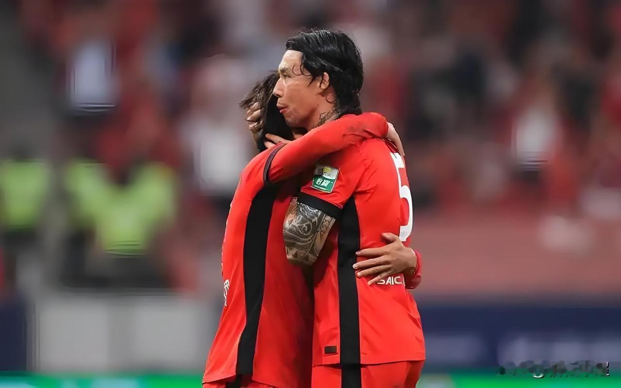 真是不服老！张琳芃计划再为海港队效力一个赛季，这是对球队真爱呀！

很多球迷说他