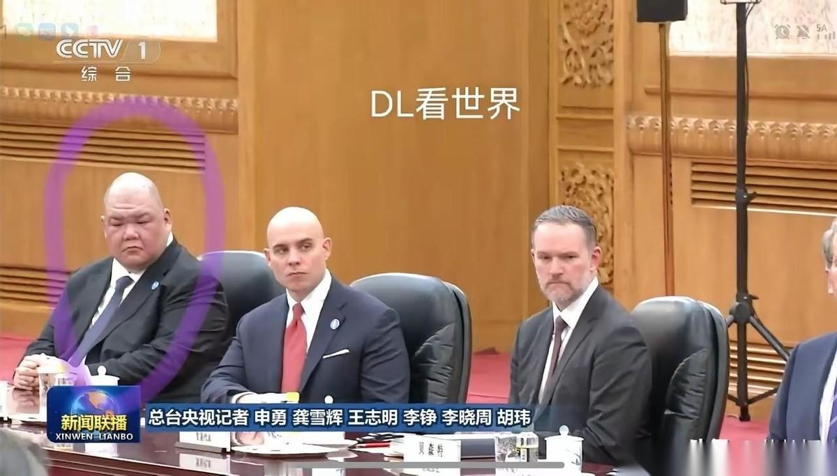 图中这个看起来很凶狠的华人是谁？
图里最左边的这位，是特朗普团队里的绝对心腹，真