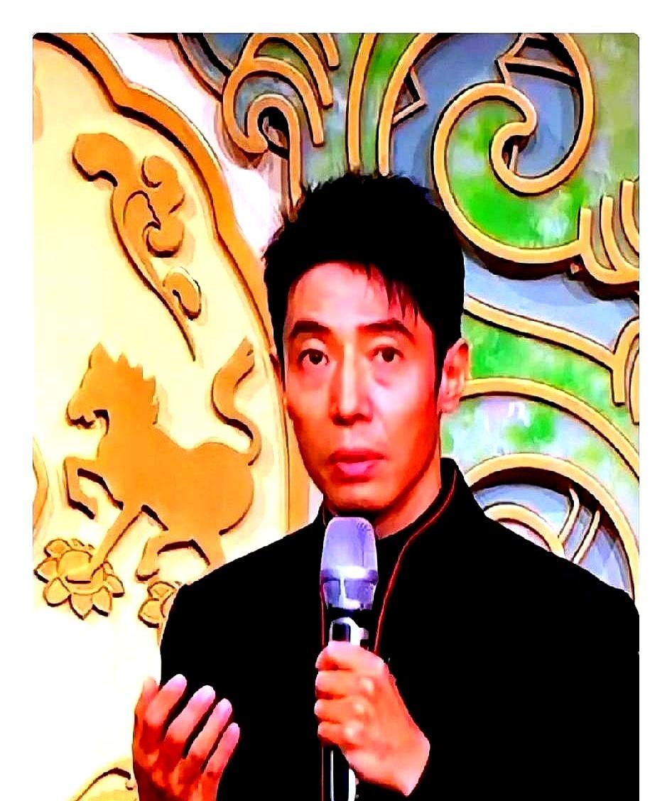 春晚他眼袋快掉地上，一下台就去冲60度的野雪坡。
 
高清镜头下，他那张脸白得吓