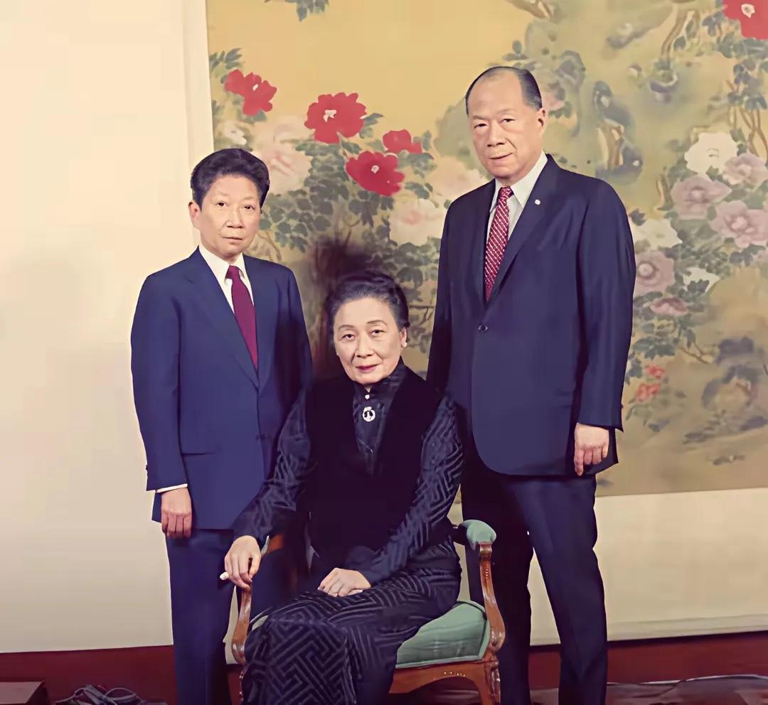 1987年，90岁的宋美龄与外甥孔令侃、外甥女孔令伟的合影，这两人都是宋霭龄和孔
