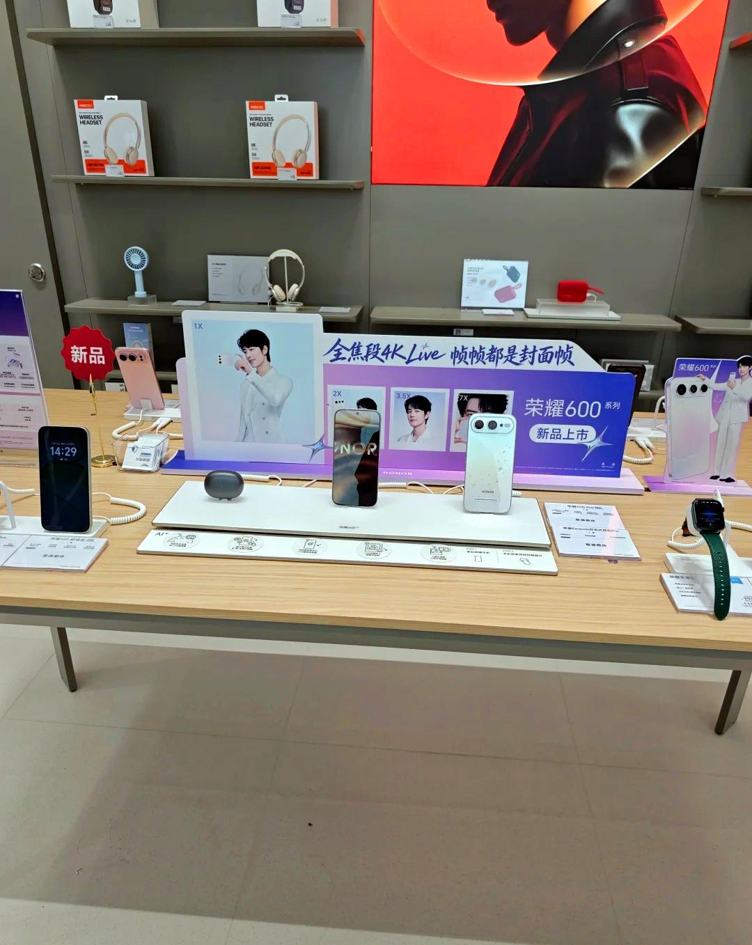 今天去线下荣耀店逛了一圈，不出意料店员说荣耀600卖的不错，线下口碑出奇的好，老