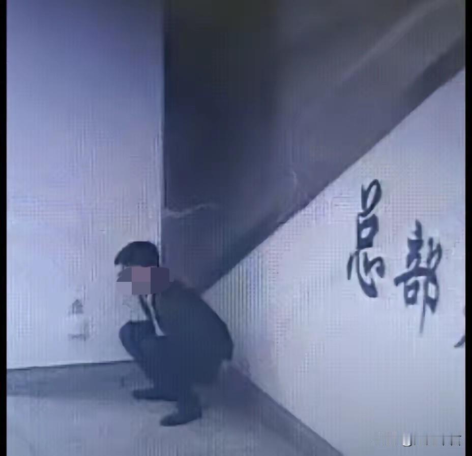 南宁这个帅小伙算是“社死”了，明明长相清秀，却在地铁里大便，瞬间霸上全网头条，而