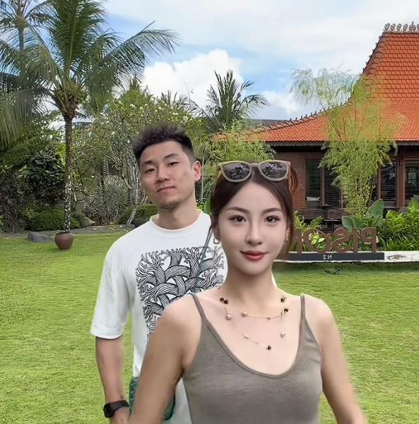 高诗岩夫妻的短暂浪漫假期，不光游览了美丽风光，还做了件非常有意义的重要事情。
