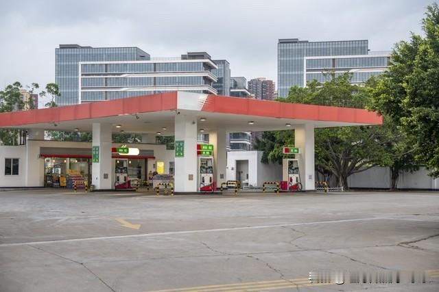 石油是“工业血液”，地缘冲突、产油国减产、海运通道受阻都会推高国际原油价格，影响