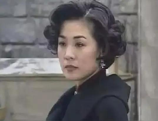 年轻时的张延太美了，
她是骨架舒展的清爽型长相，眉眼利落，自带干练的飒爽感，少柔