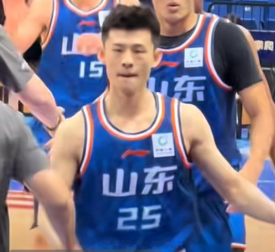 一个人扛起山东男篮外线，山东高速在休赛期大手笔买入的后卫王岚嵚在夏季联赛打出顶级