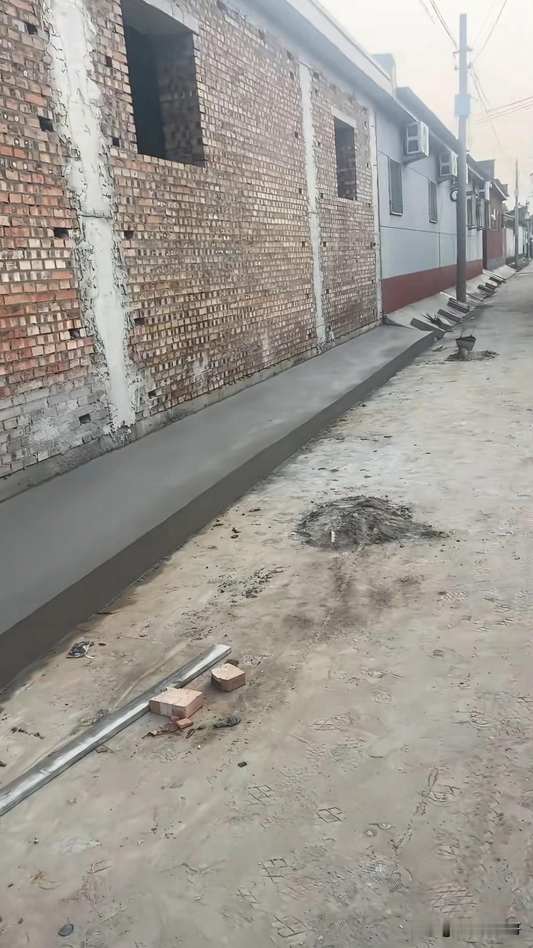 一博主把自家地基做护脚的视频发到网上，很多网友说这是“绝户坡”，既影响安全也把村