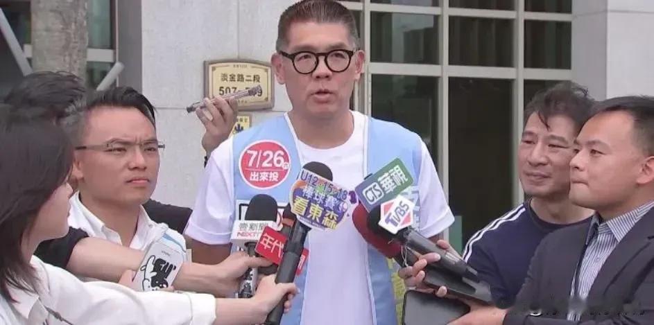 陈馆长要国民党挺起胸膛勇敢地大声说“我们是中国人”，国民党副主席连胜文立即表态支