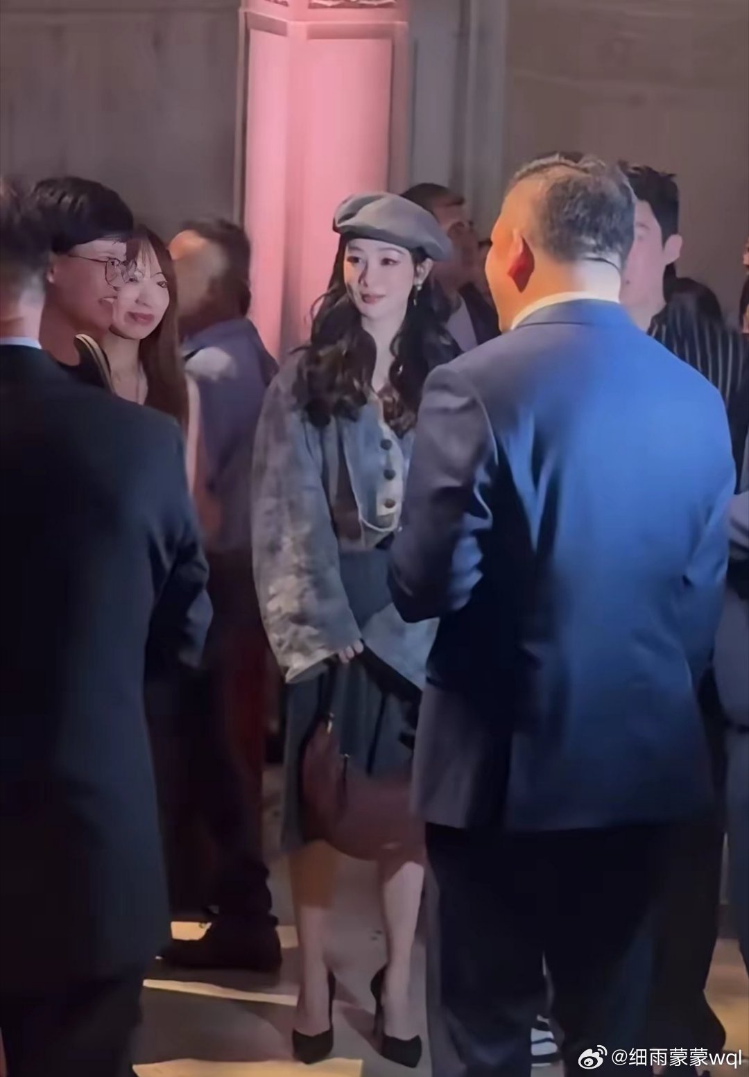 杨紫在美国纽约出席活动，生图真的美啊，这个子也挺高啊，而且脸上也没有网友口中说的