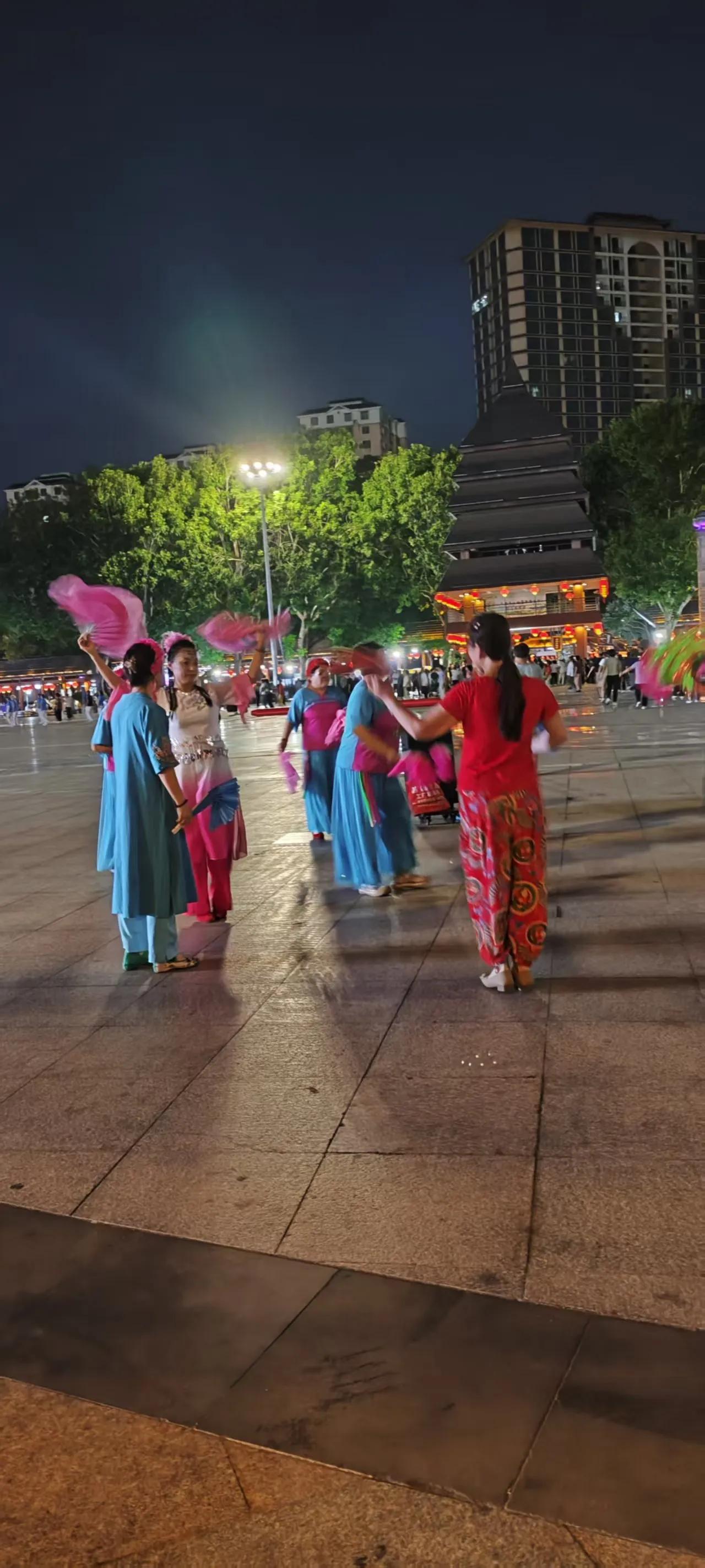 退休不褪色，广场显神威，女人当自强，女神就是王，节日快乐[玫瑰]