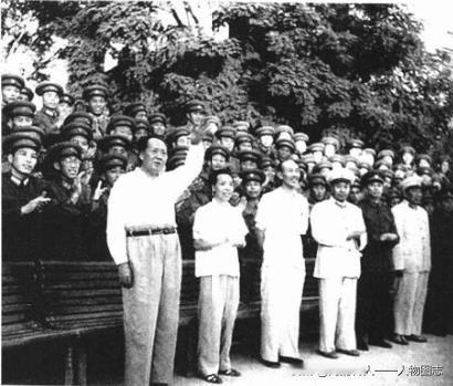 1958年8月9日下午，毛泽东与出席济南部队党代表会议的代表合影。